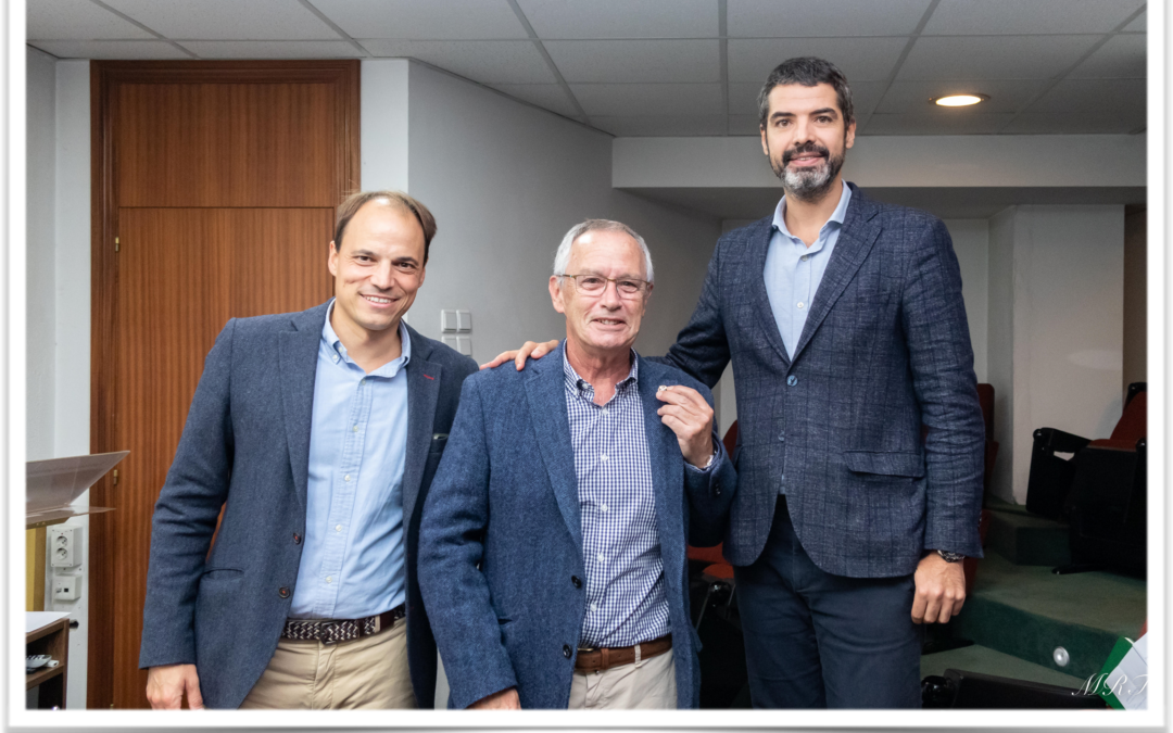 Ignacio Tamargo recibe la insignia de oro de la SUA de manos del vicepresidente de la Sociedad